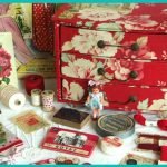 Coffre en carton pour décorations en rouge