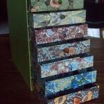 Coffre en carton avec tiroirs multicolores