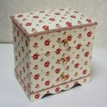 Commode en carton avec roses