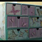 Coffre en carton décoré de papillons