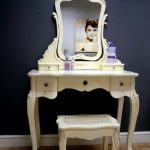 Coiffeuse et fauteuil de couleur laiteuse