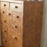 Commode sous le sapin en carton