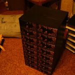 Commode en carton marron avec beaucoup de tiroirs