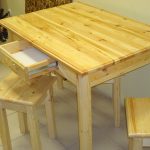 Un conjunto de muebles para la cocina de pino.