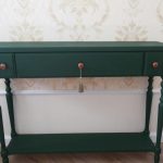 Console dans une pièce fleurie