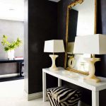 Belle console de couleur blanche dans un intérieur moderne.