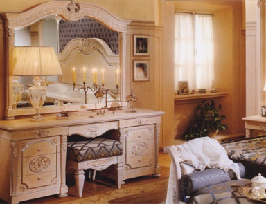 Belle coiffeuse avec miroir dans la chambre