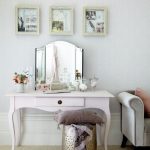 Belle table pour femme avec un pouf moelleux