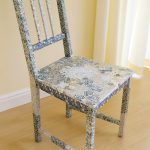 Splendido arredamento di una sedia a forma di mosaico di decoupage