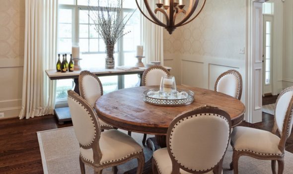 Belle et spacieuse table en bois