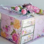 Belle commode avec petits tiroirs de tous les côtés