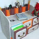 Belle commode pour l'artisanat en carton avec décor en tissu