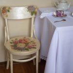 Bella sedia aggiornata con fiori per un'accogliente cucina.