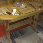 Belle table ovale à la main