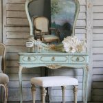 Belle table avec des objets antiques vintage