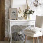 Belle table avec un miroir de maquillage