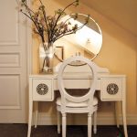 Miroir rond et petite coiffeuse