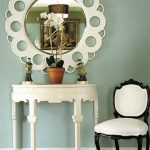Miroir rond et table de maquillage