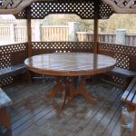 Table ronde en bois dans la tonnelle
