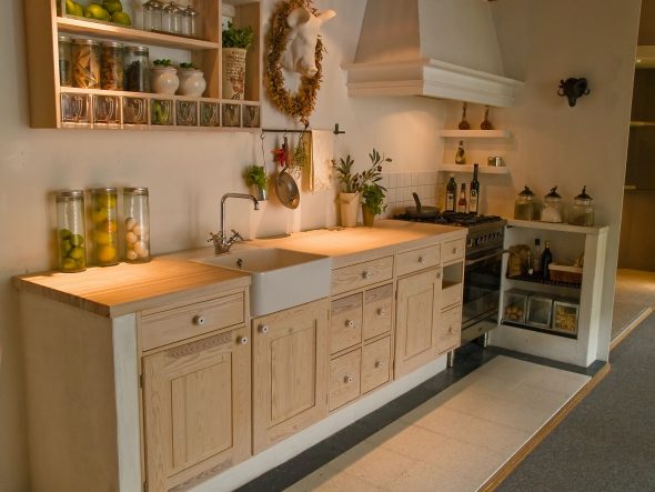 Une cuisine sans armoires murales est une décision inhabituelle.