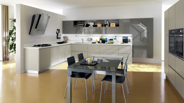 Cuisine sans armoires supérieures à l'intérieur