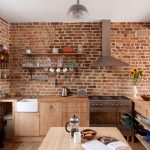 Cuisine mur de briques sans meubles suspendus