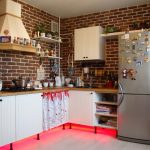 Cuisine éclairée sans armoires supérieures