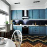 Cozinha com armários para teto em azul