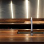 Cocina con encimera de madera en la amplia cocina.