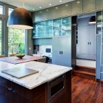 Móveis de cozinha com escada lateral móvel