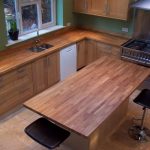 Encimera de cocina e isla de madera maciza.