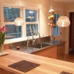 Encimera de cocina de madera clara.
