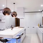 Cuisine blanche sans armoires supérieures