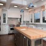 Isla de cocina con encimera de madera.