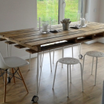 Table de cuisine d'une palette faites-le vous-même