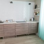 Petite cuisine moderne sans armoires murales