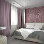 Tapisserie d'ameublement douce pour tête de lit et pouf dans une belle chambre