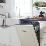 Petite cuisine près de la fenêtre sans armoires hautes
