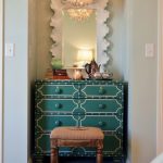 Une petite niche avec une coiffeuse turquoise
