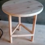 Une petite table ronde avec leurs propres mains
