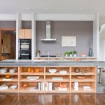 Cuisine en bois inhabituelle sans armoires supérieures