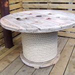 Conception inhabituelle d'une table ronde avec une jambe enveloppée de ficelle