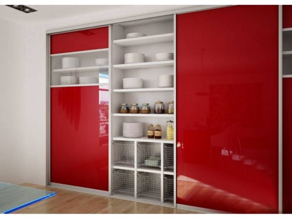 Guarda-roupa na cozinha para o teto