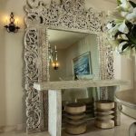 Console inhabituelle au grand miroir