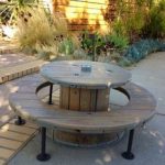 Table et bancs maison inhabituels de forme ronde
