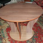 Table basse ronde avec pieds en aggloméré