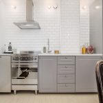 Cuisine grise originale sans armoires supérieures