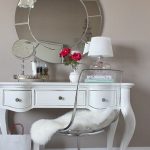 Table blanche originale dans un intérieur moderne