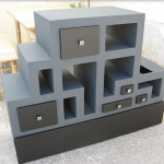 Boîte en carton d'origine avec tablettes et tiroirs ouverts