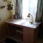 Bureau et un rack de LDSP pour l'enfant